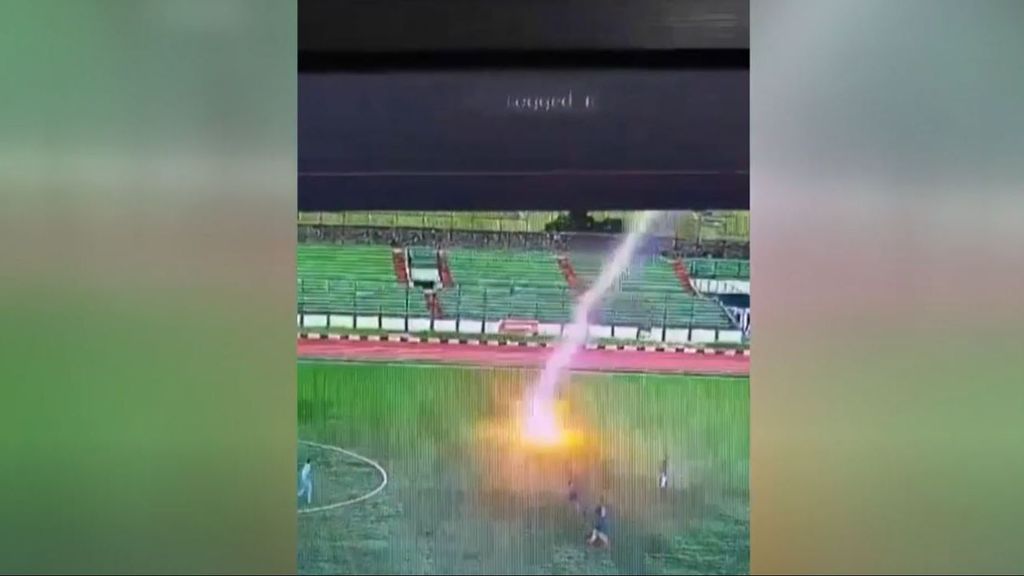 Muere un jugador de fútbol fulminado por un rayo mientras disputaba un partido en Indonesia