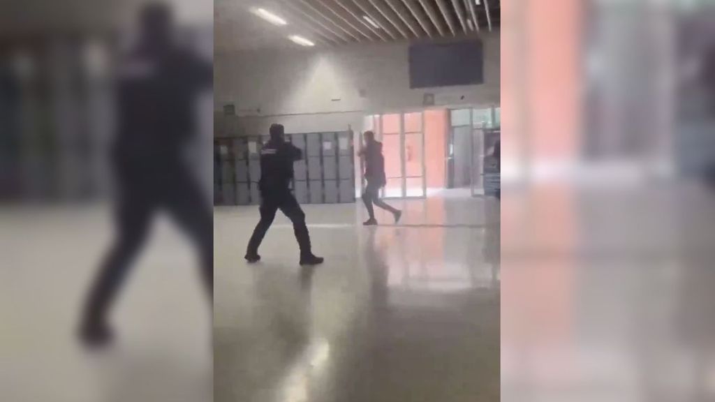 Un hombre siembra el pánico en la estación de autobuses de Sevilla: "Suelte el cuchillo, señor"