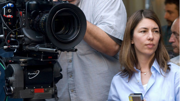 Sofia Coppola con su sempiterna camisa de tío en los rodajes.
