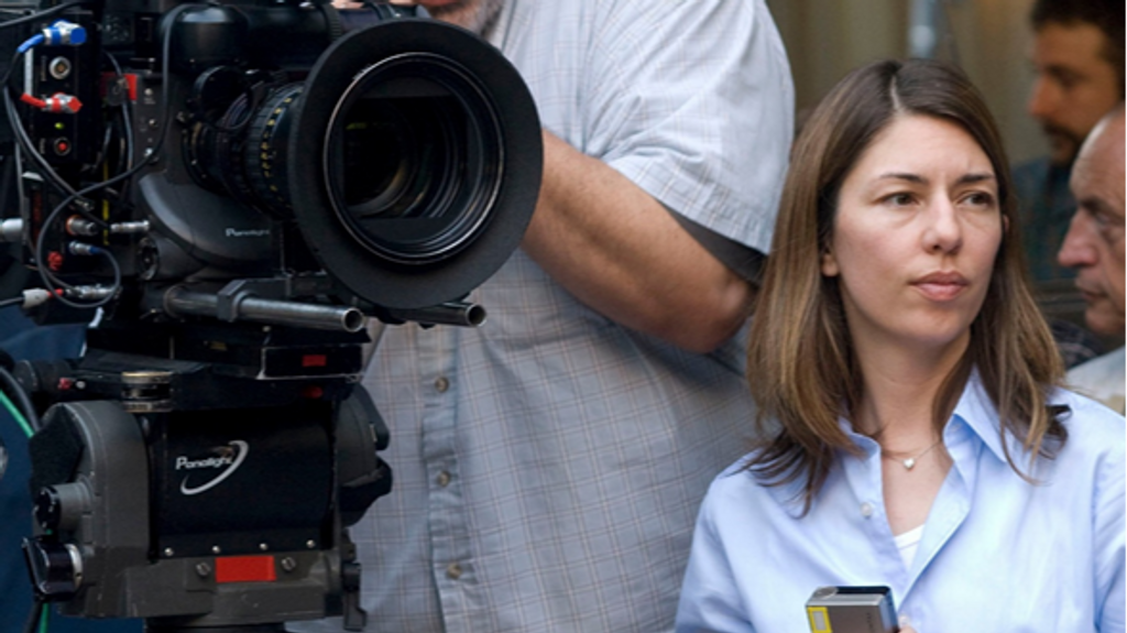 Sofia Coppola con su sempiterna camisa de tío en los rodajes.