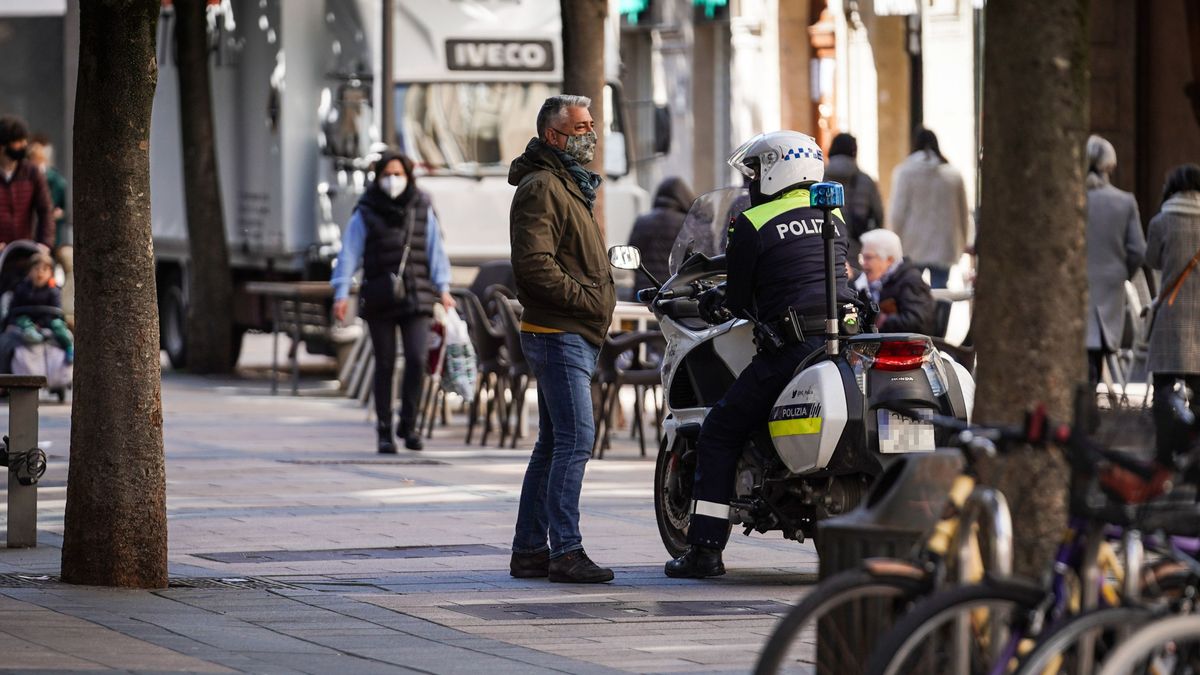 Un agente de Vitoria sobre su moto charla con un ciudadano