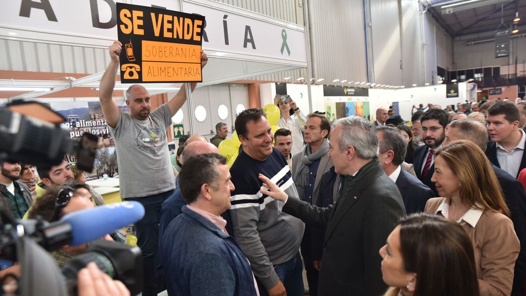 Agricultores en FIMA junto al presidente de Aragón