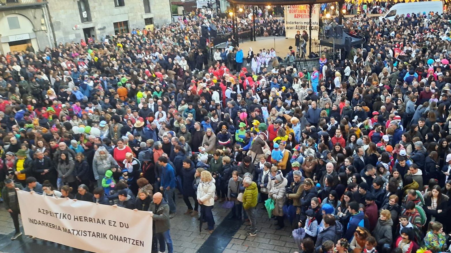 Cientos de vecinos acudieron a la concentración para mostrar su repulsa