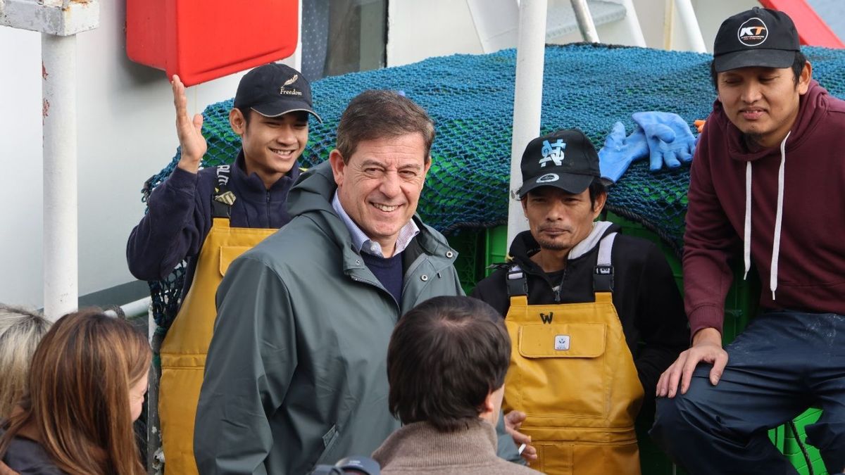 El candidato de la Xunta a la Presidencia de la Xunta, José Ramón Gómez Besteiro, en un barco del cerca en Celeito (Lugo)