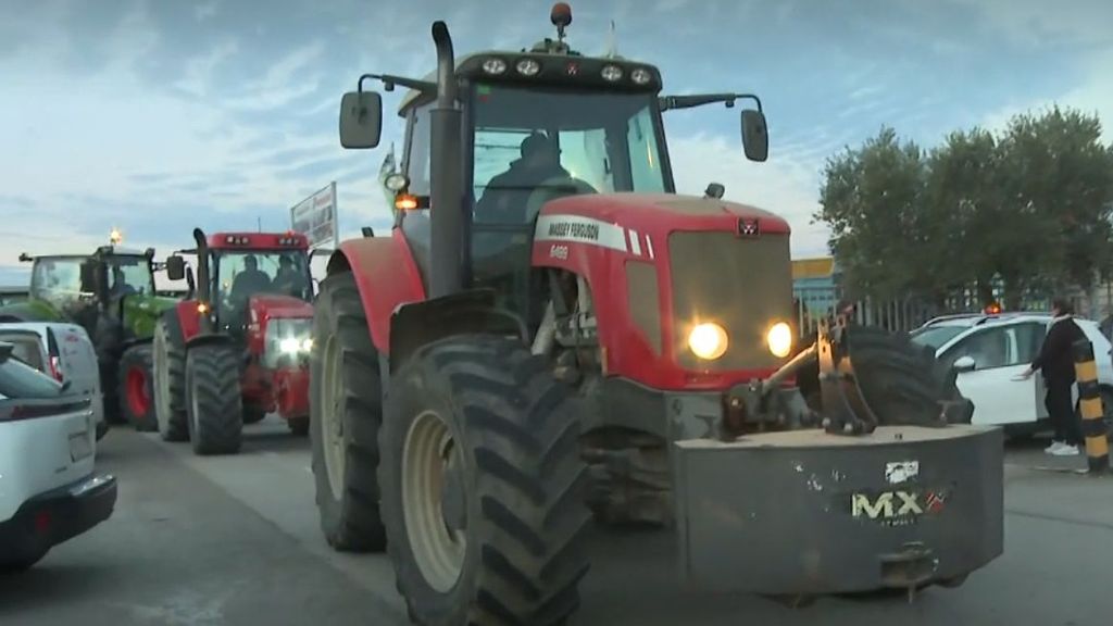 Miles de tractores se dirigen a la frontera con Francia