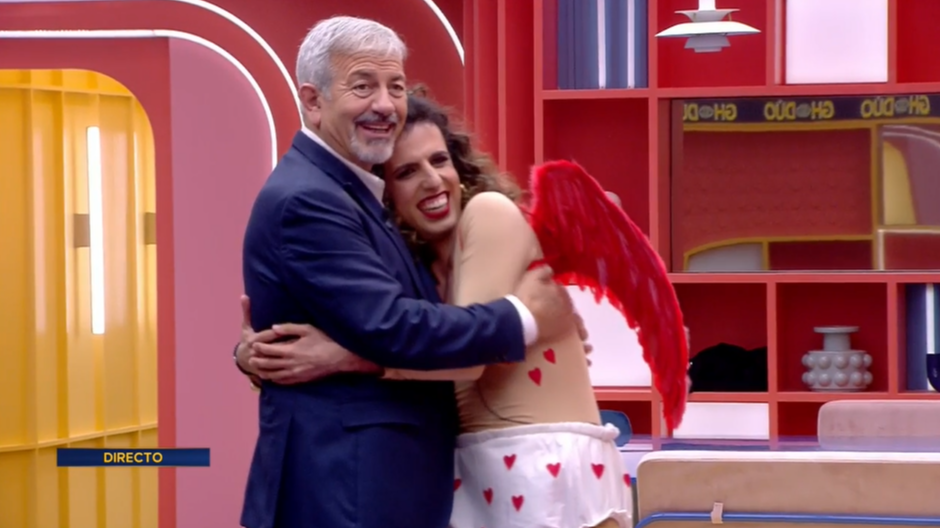 La visita más romántica de Carlos Sobera a la casa de ‘GH DÚO’ ¡y su encuentro más surrealista con Cupido!