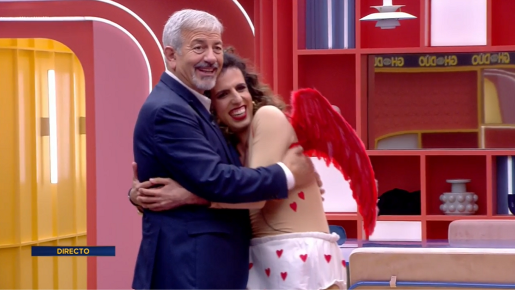 La visita más romántica de Carlos Sobera a la casa de ‘GH DÚO’ ¡y su encuentro más surrealista con Cupido!