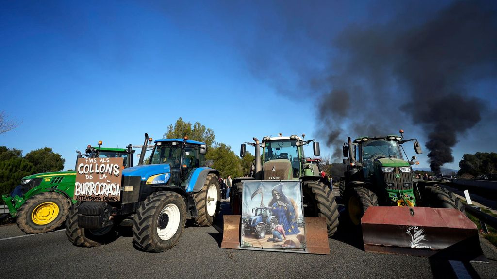 Los agricultores cortan la AP7 en la frontera con Francia