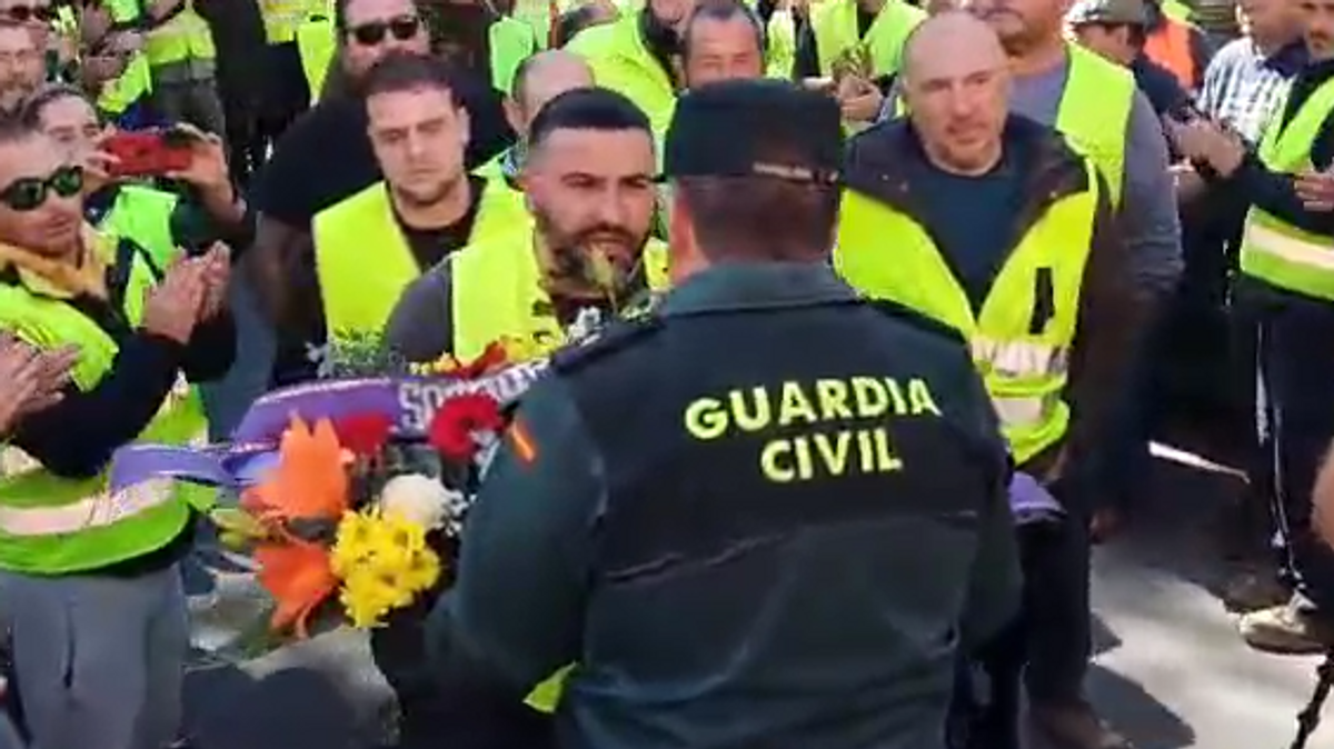 Los agricultores entregan una corona de flores al Comandante del Cuartel de Requena