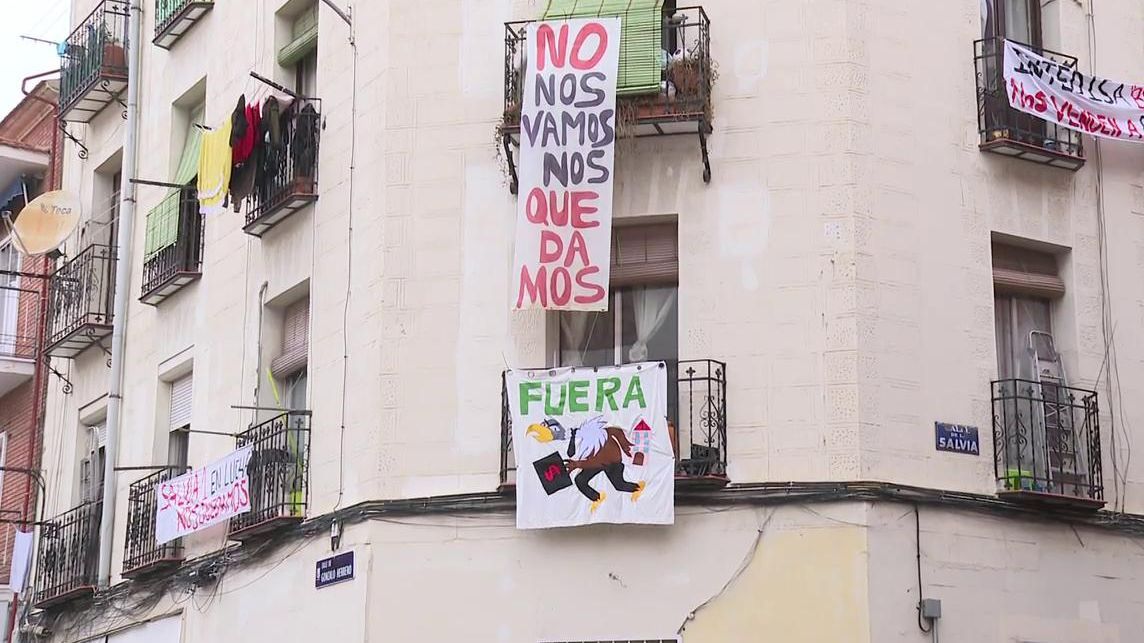 Los vecinos de un bloque de Tetuán, obligados a irse de sus casas, se resisten