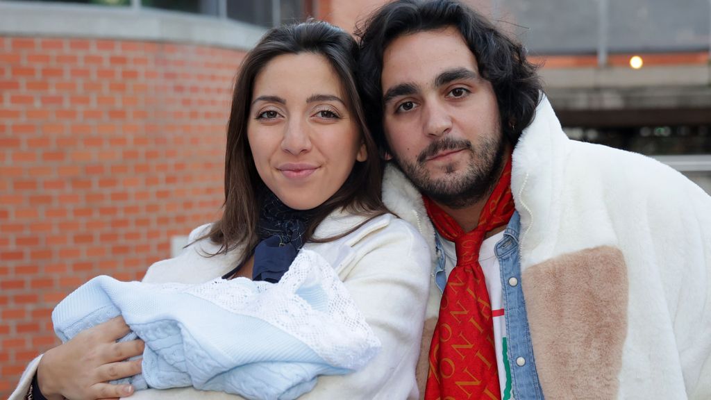 Lucía Fernanda Carmona e Ismael de la Rosa abandonan el hospital con su hijo recién nacido en brazos