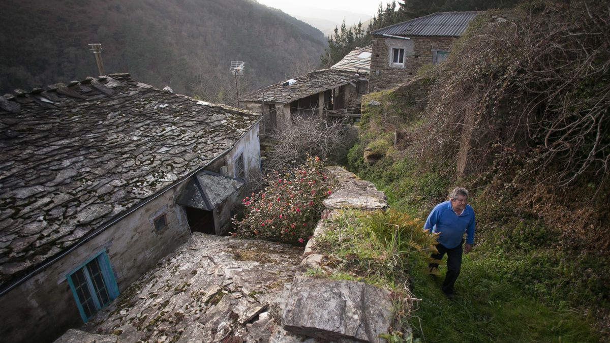 Pepe, uno de los últimos vecinos de la aldea de Muiñou, muestra las calles de San Pedro de Bogo el 16 de febrero de 2023