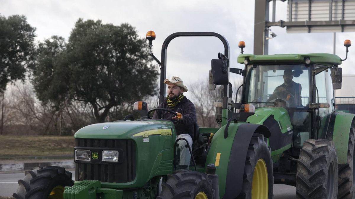 Un agricultor se manifiesta con su tractor en El Prat de Llobregat (Barcelona)