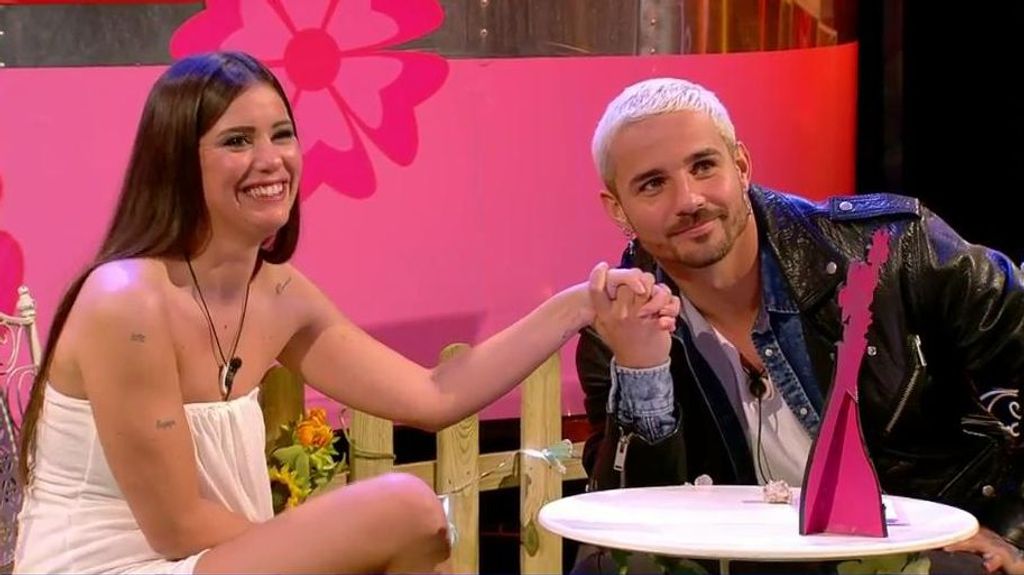 Manuel y su novia Rocío tienen un romántico momento por primera vez en televisión