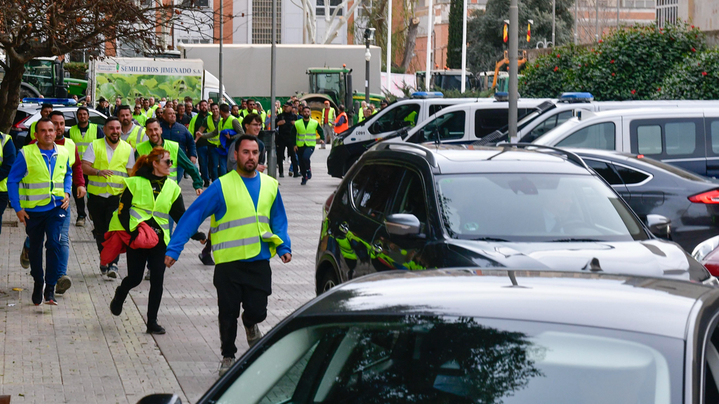 Agricultores zarandean el coche oficial de Fernando López Miras y rodean la Asamblea de Murcia