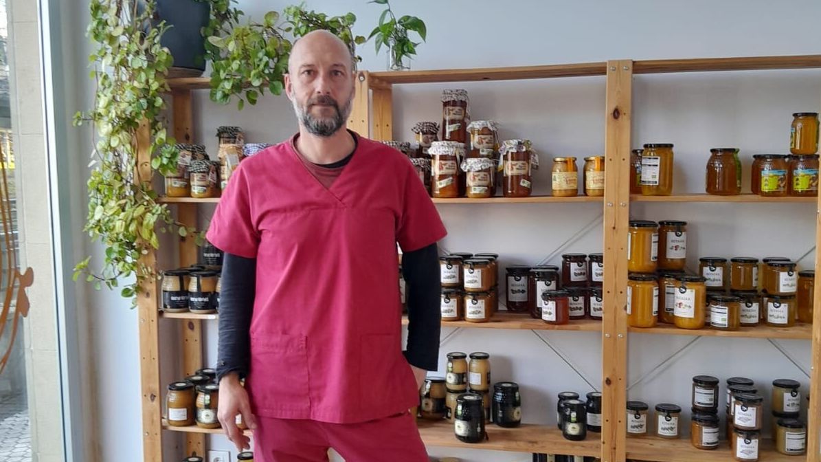 Angelo Jiménez en su clínica de apiterapia en Donostia