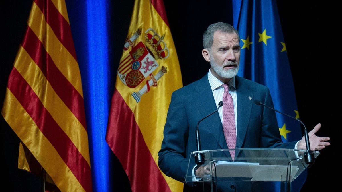 El rey  Felipe VI durante el acto de entrega de los despachos a 160 nuevos jueces, en el Auditori Fòrum del Centro de Convenciones Internacional de Barcelona.