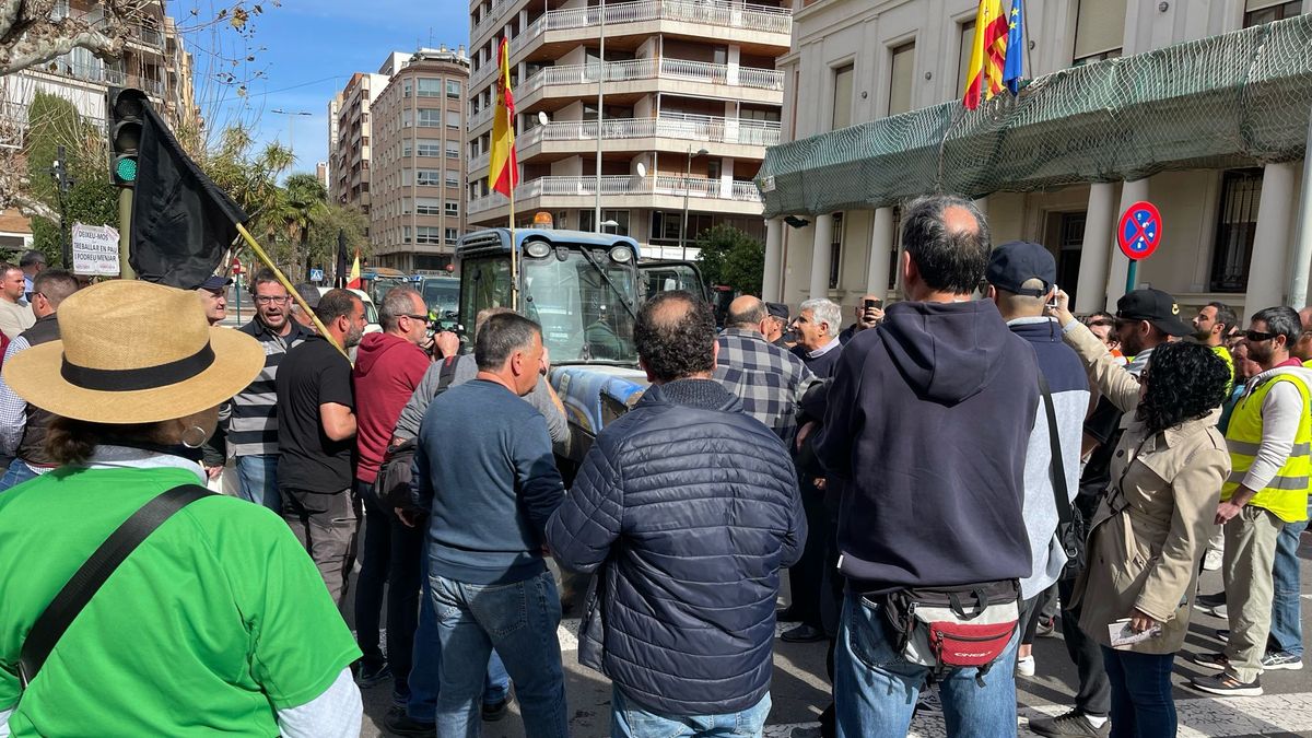 Frente a la Subdelegación se ha generado un momento de tensión entre los propios agricultores