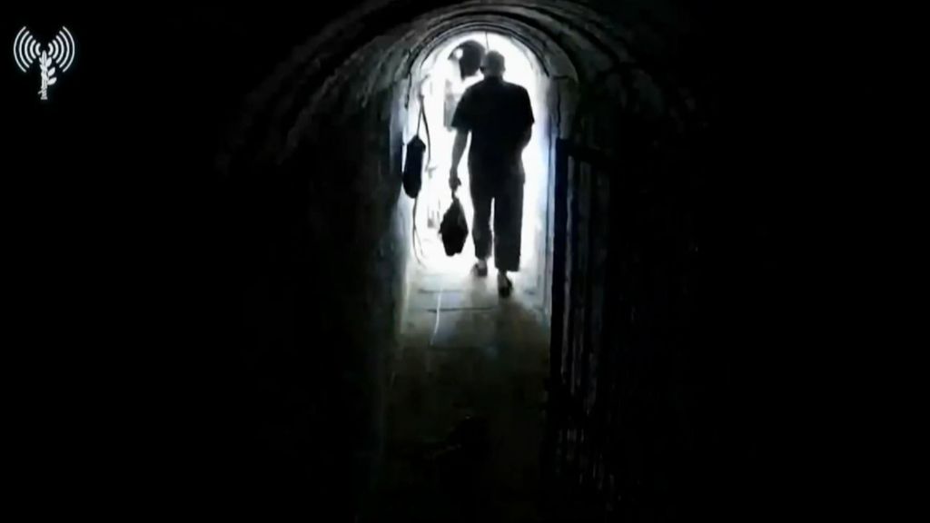 Israel comparte un vídeo en el que identifica al líder de Hamás en Gaza en un túnel: "Escapó con su familia bajo tierra"