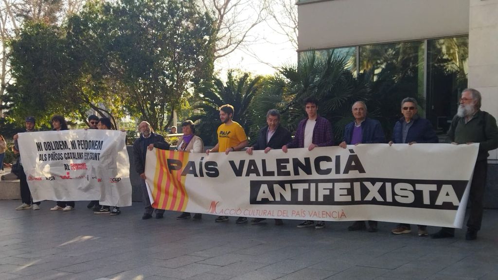 Manifestantes que se encontraban tras pancartas en las que se podía leer 'País Valencià Antifeixista' y 'Ni oblidem, ni perdonem. Als Païssos Catalans fem front al feixisme'