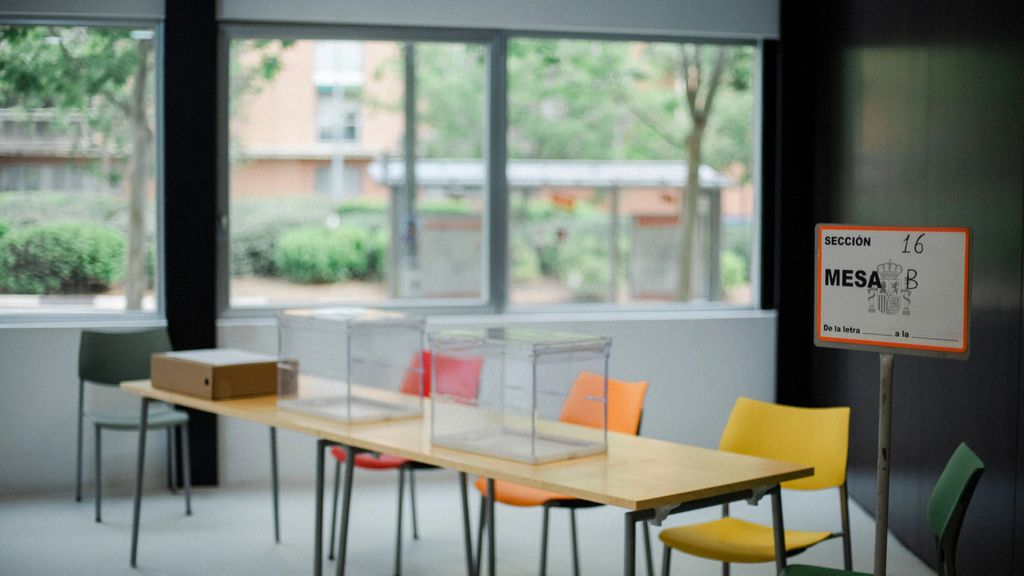 Mesas en un colegio electoral