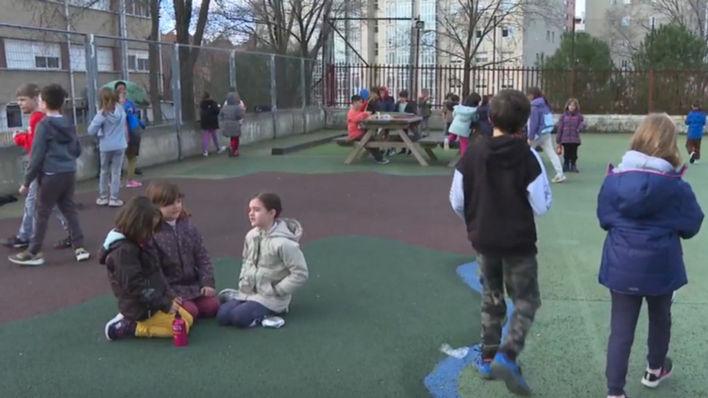 El fútbol deja de ser el deporte rey en los recreos: los colegios apuestan por patios que diversifiquen actividades