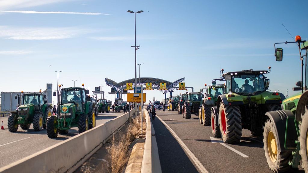 Tractores llegan por la autovía A-27 al puerto de Tarragona,