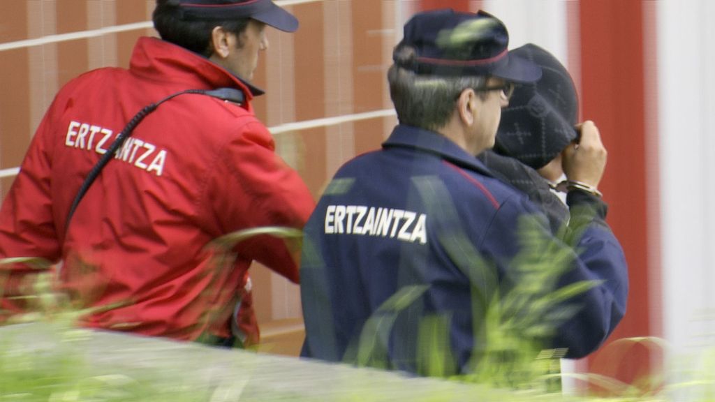 Agentes de la Ertzaintza trasladan a un detenido en otra investigación