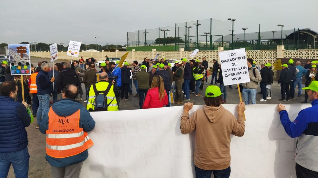 Agricultores y ganaderos se han concentrado en el Puerto de Castellón