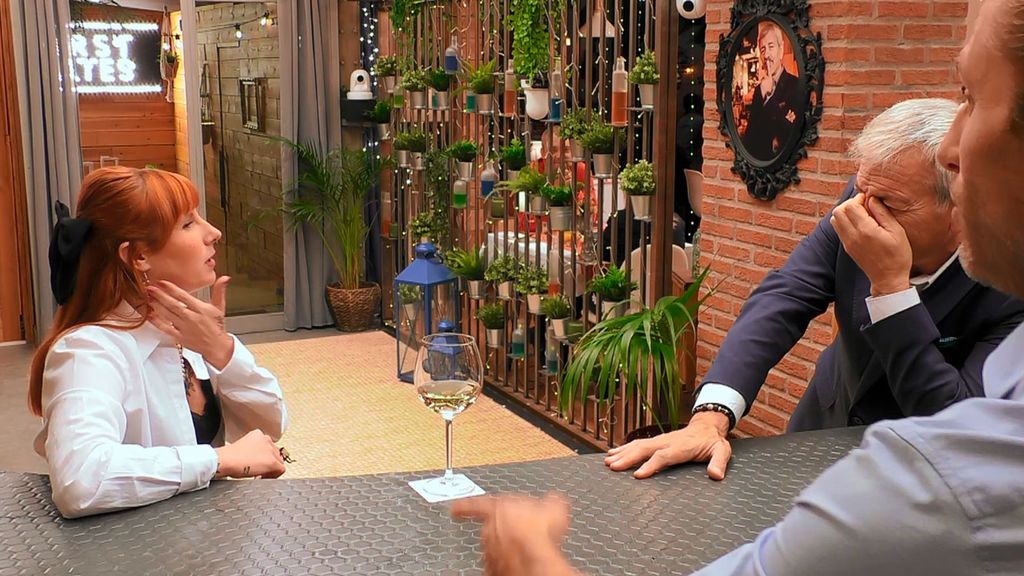 Carlos Sobera se marea al ver que una soltera de ‘First Dates’ lleva sangre en los pendientes. “Soy de los que se desmayan cuando le sacan sangre”