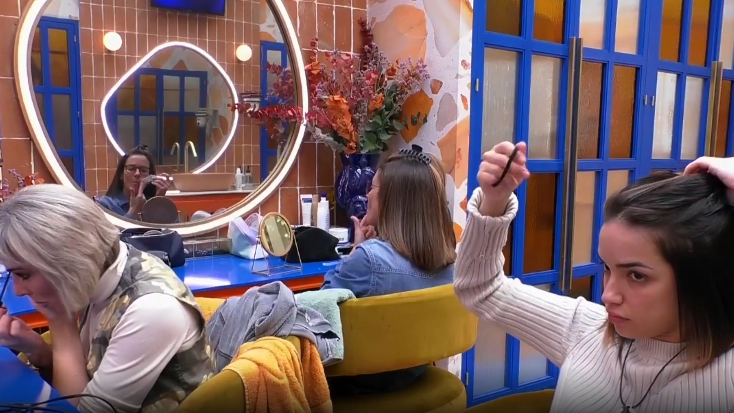 Elena, Lucía y Ana María se maquillan