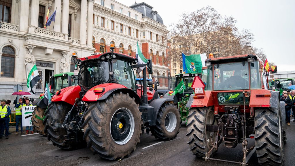 Los agricultores plantan sus tractores en Atocha y llevan sus protestas hasta el Ministerio de Agricultura