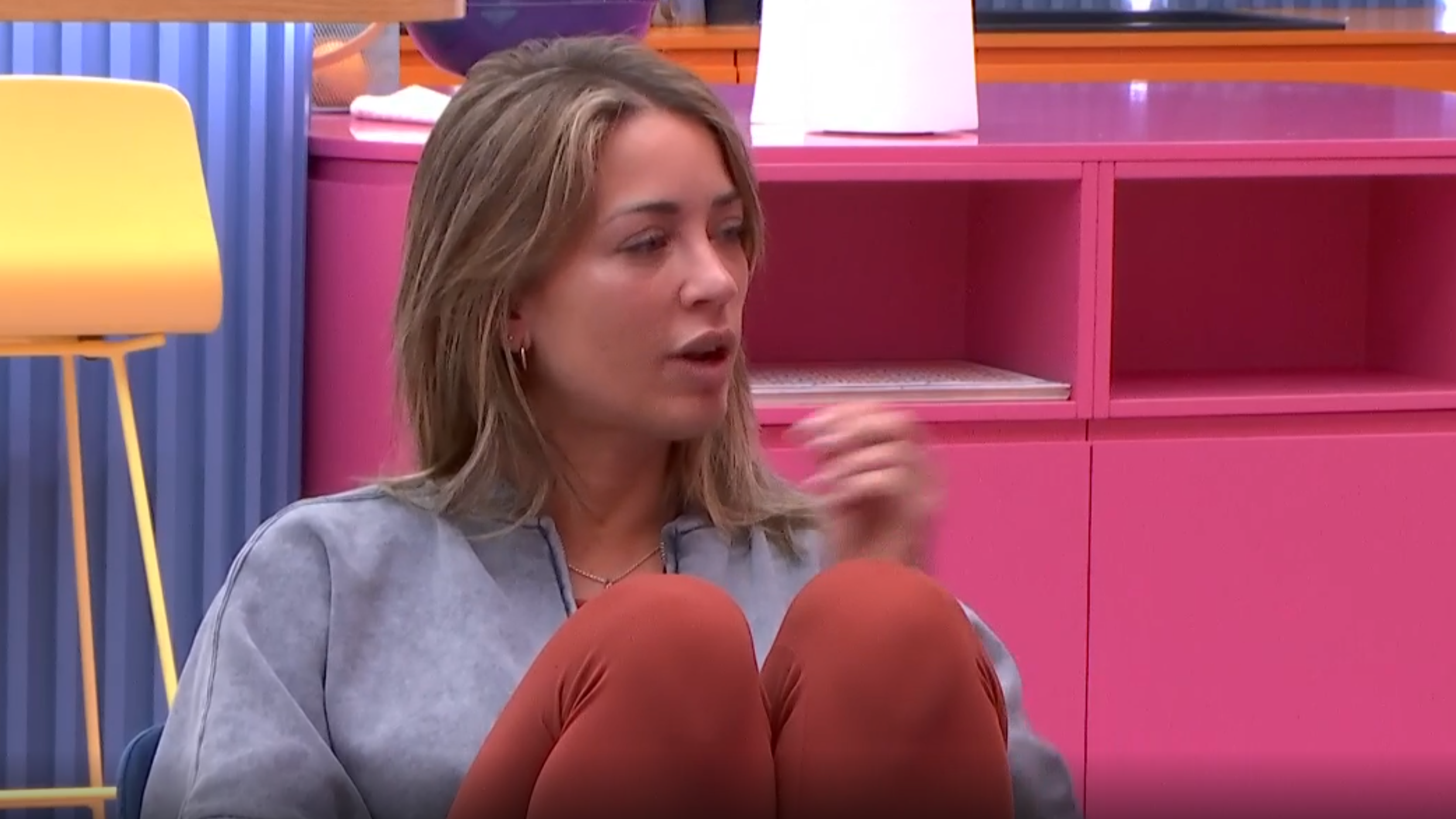 Mayka habla en el salón de las nominaciones