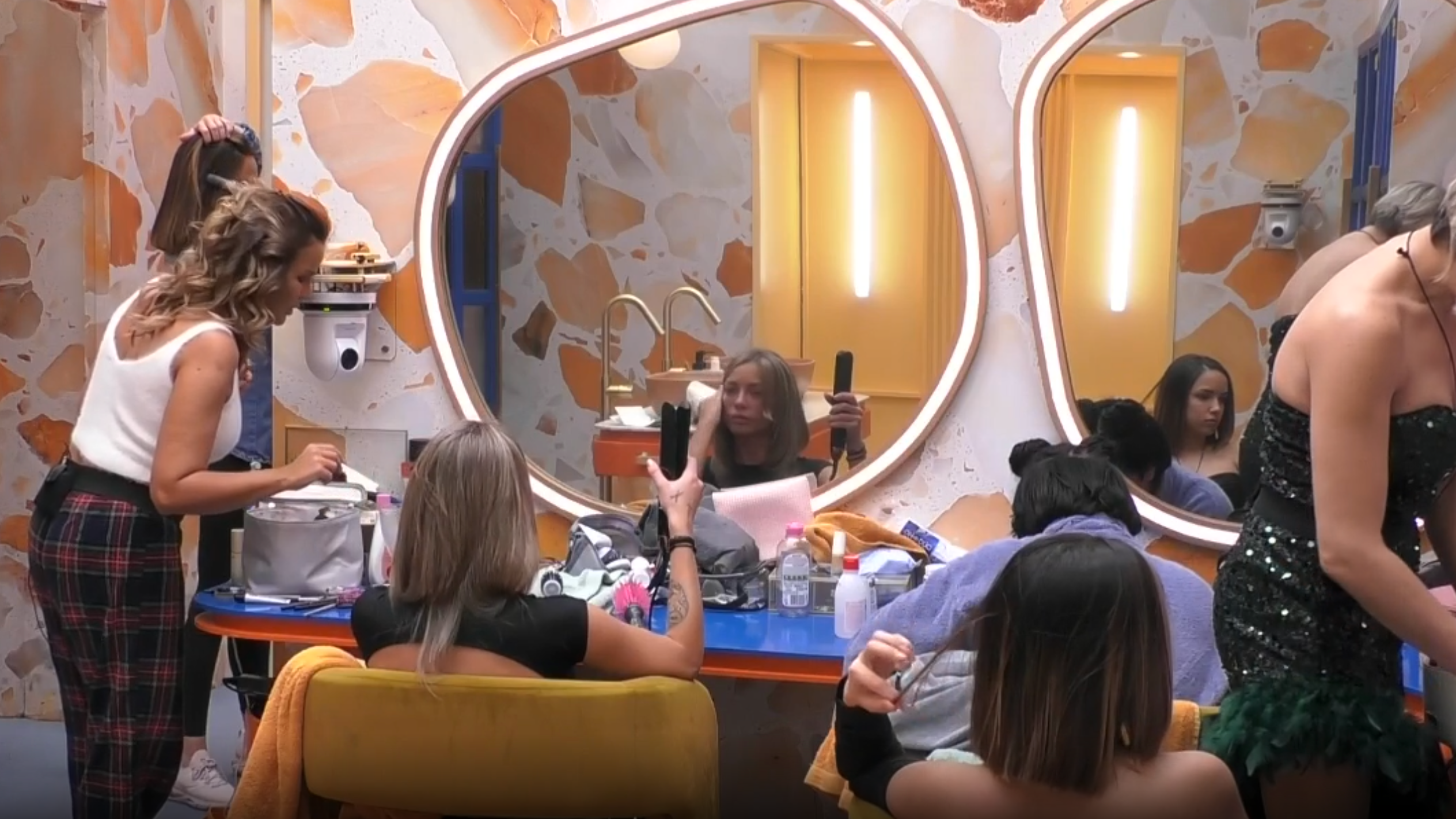 Siguen arreglándose en el baño