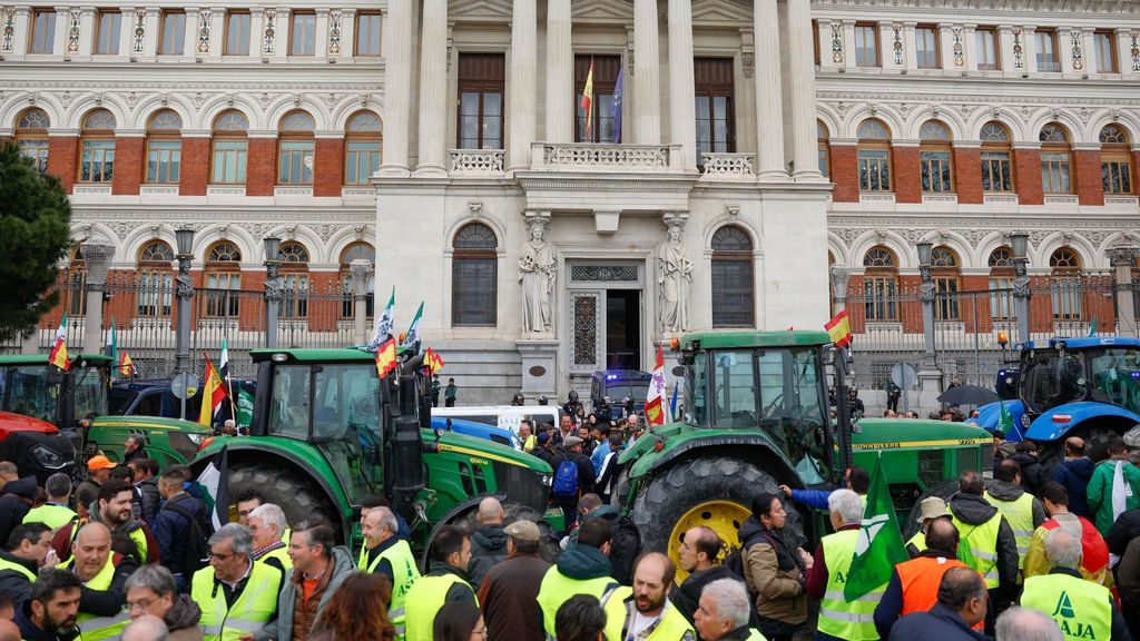 Tractores ante el ministerio de agricultura