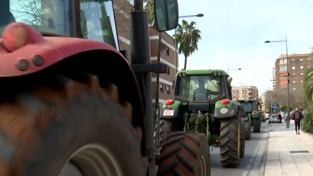 Concentración de agricultores en el puerto de Castellón