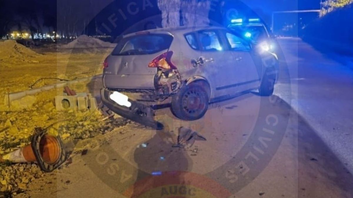 Un vehículo cargado con tabaco de contrabando embiste a un coche de la Guardia Civil en San Roque, Cádiz