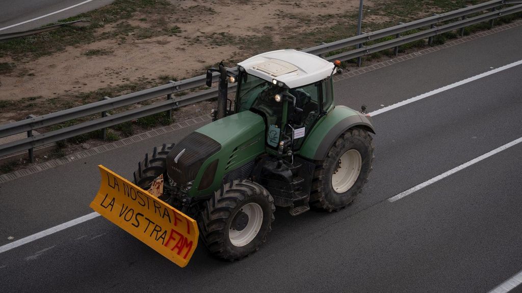 Uno de los tractores que cortan la carretera C-17, sentido sur, a la altura de Parets del Vallès