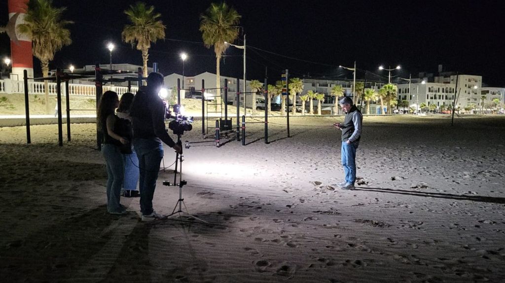 Carlos Franganillo, tras las cámaras: así ha sido el especial de Informativos Telecinco a pie de playa en Barbate