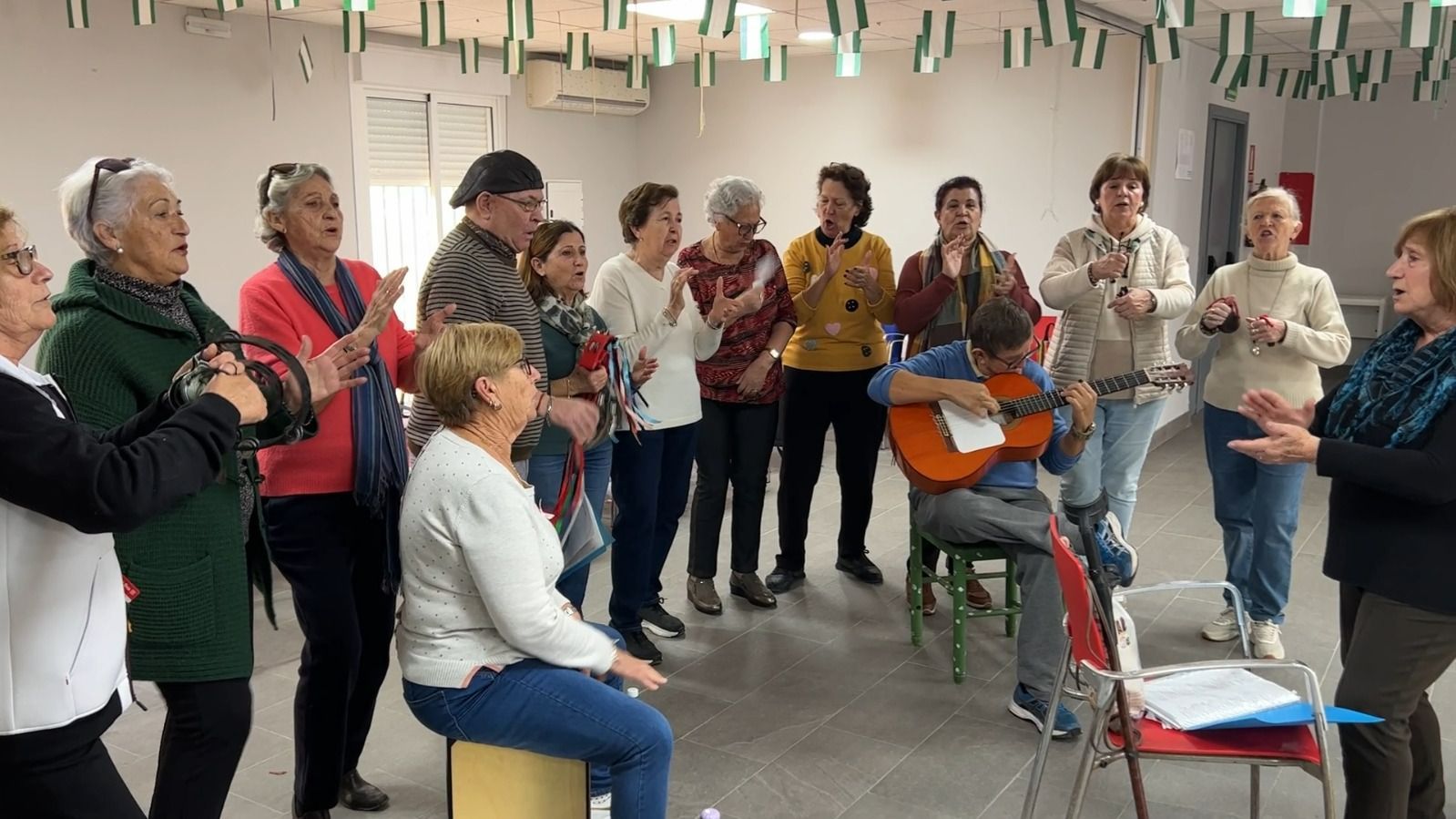 El 'Coro estrella del mar', un clásico de Barbate ensayando en la jornada previa al Carnaval