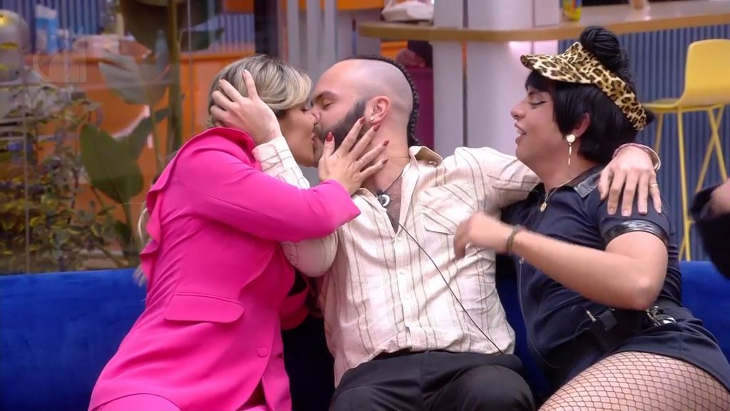 Ivana Icardi y Finito se besan en la casa