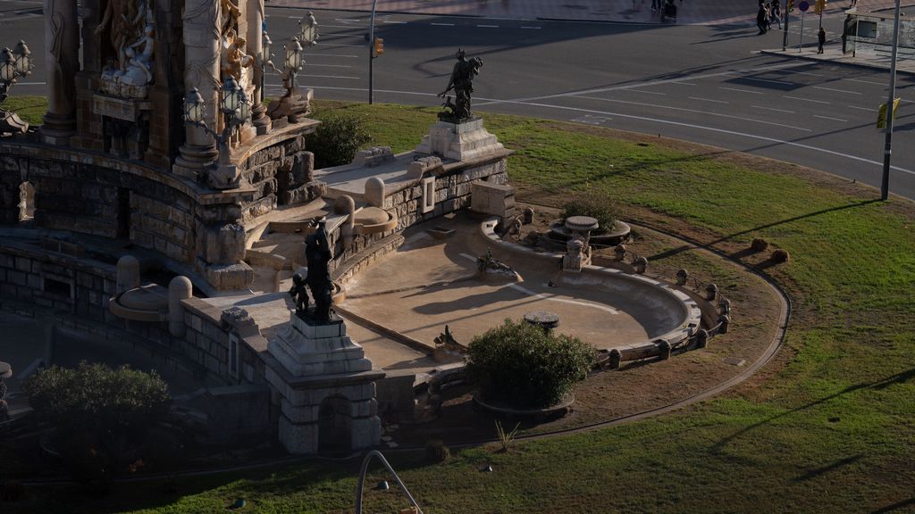 La fuente de la Plaza de España de Barcelona vacía por las restricciones por la sequía