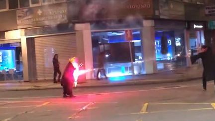 Los dos protagonistas, disfrazados de Harry Potter y Valdemort, llevan a cabo una batalla hiperrealista