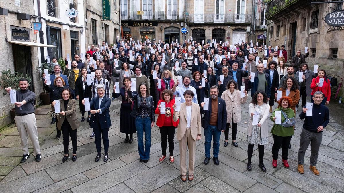 Pontón apeló al cambio en un acto con todos los integrantes de la candidatura en la compostelana plaza de Feixoo