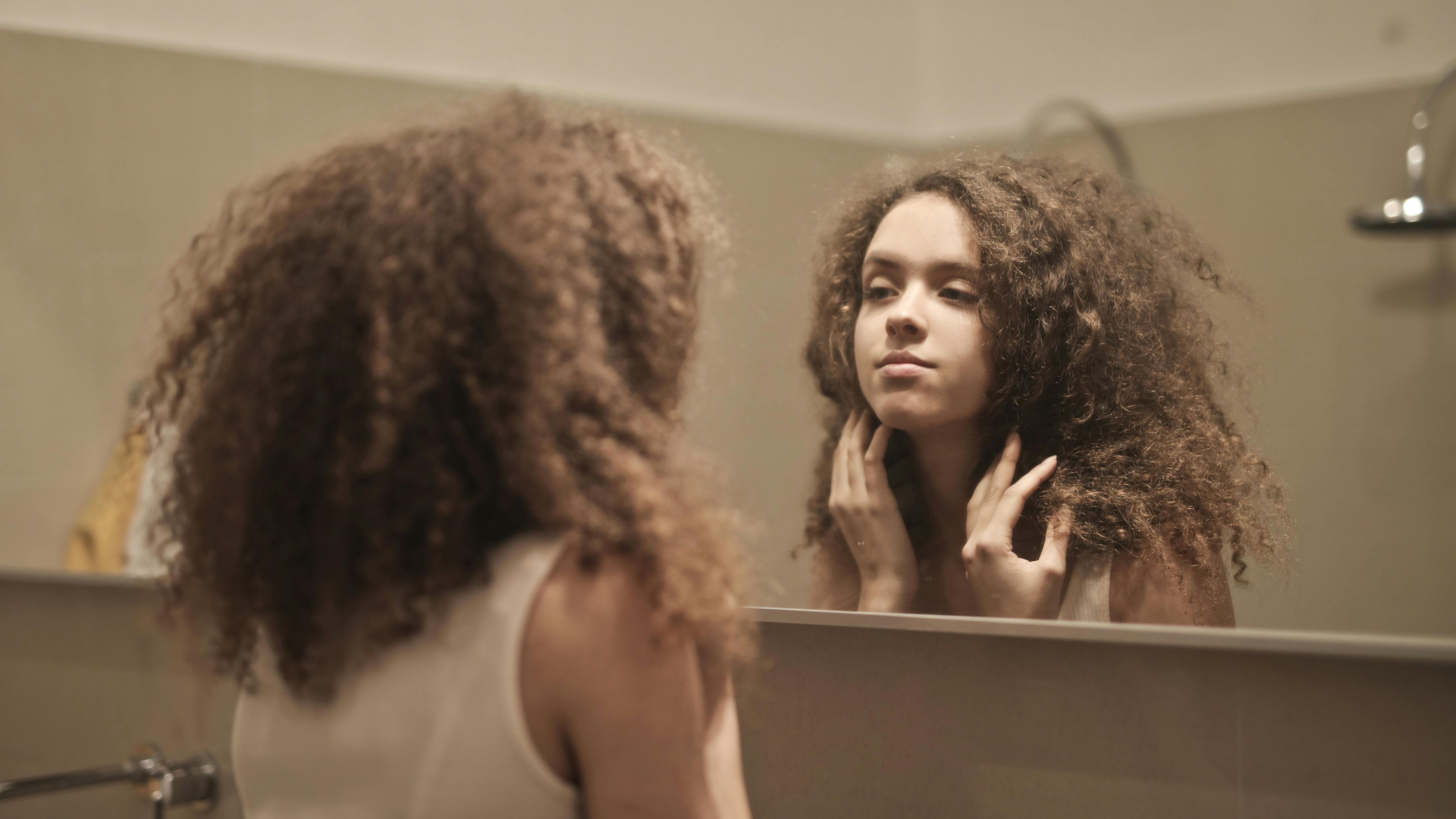 Puedes tener la tentación de cortarte el pelo en casa. FUENTE: Pexels