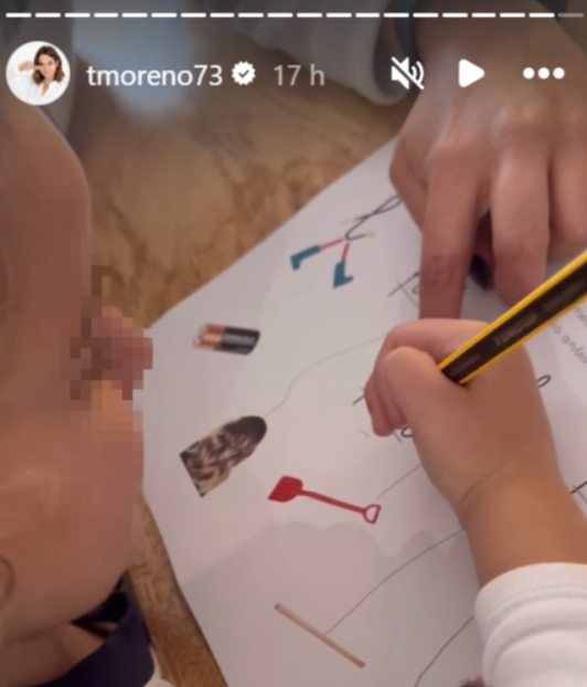 Toñi Moreno muestra los avances de Lola en la lectura.