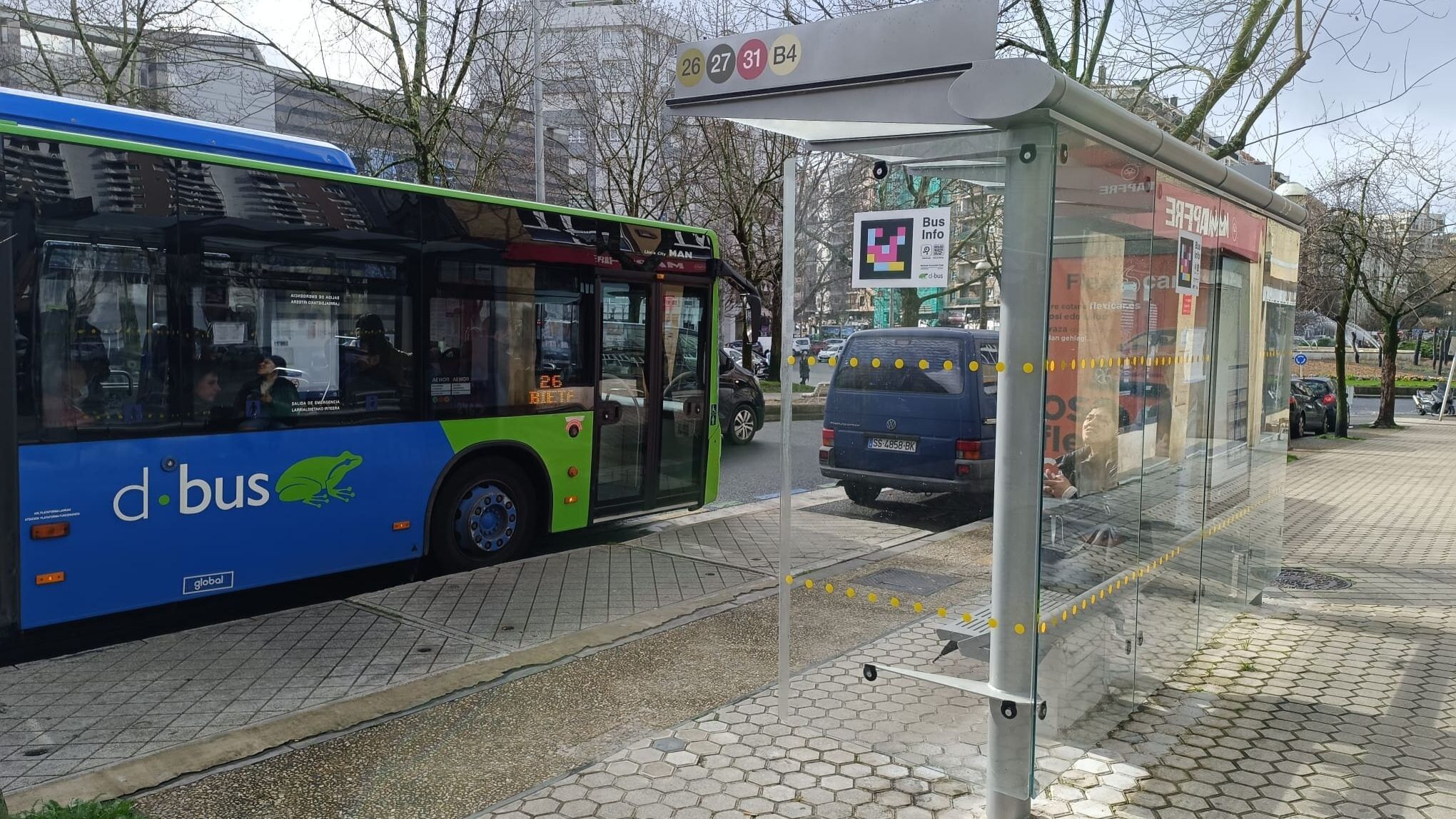 Un autobús urbano se acerca a una parada en el barrio donostiarra de Amara, esta misma mañana