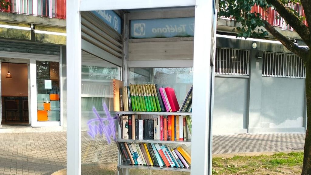 Una cabina reconvertida en biblioteca