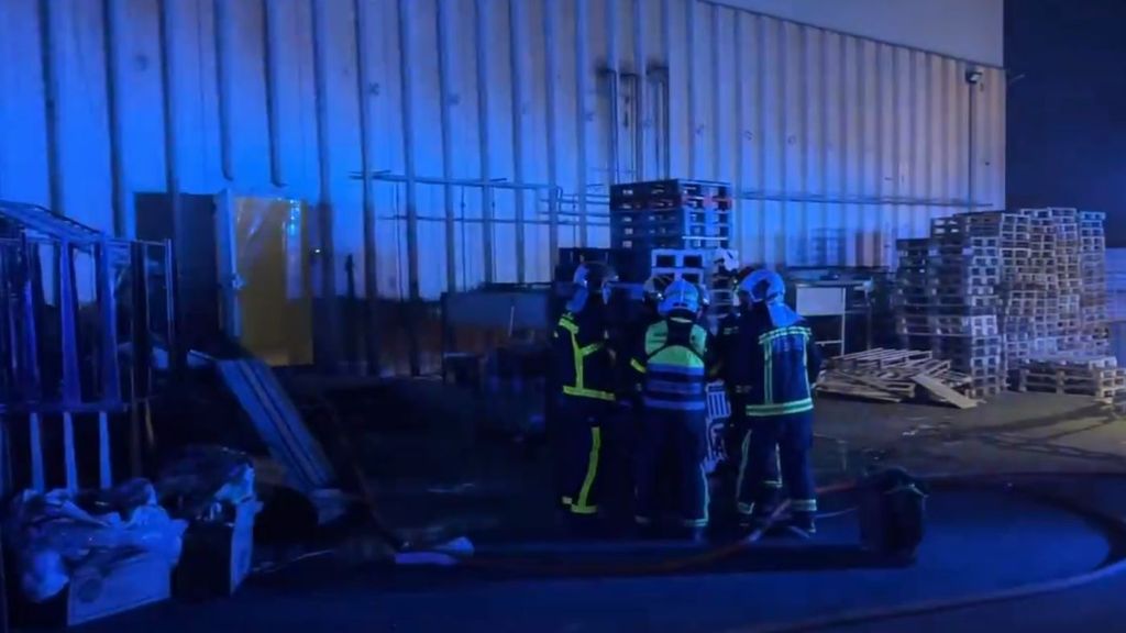 Bomberos en el exterior de una nave en Ciempozuelos, Madrid