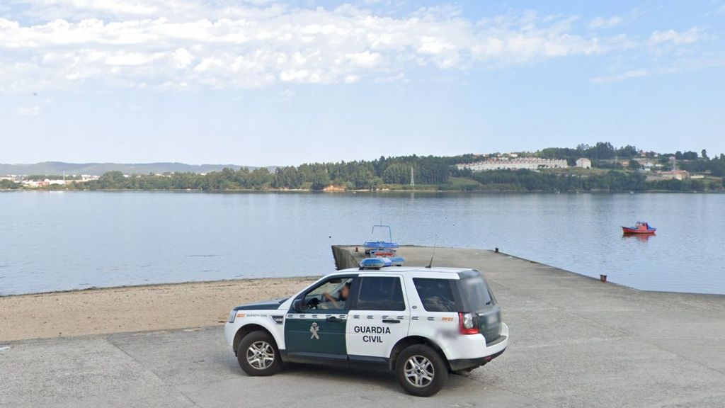 Coche de la Guardia Civil en el puntal de Neda, A Coruña